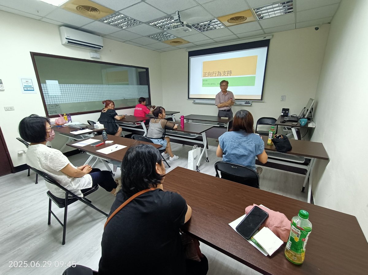 誠寶匯302教室空間｜課桌椅與白板投影實景