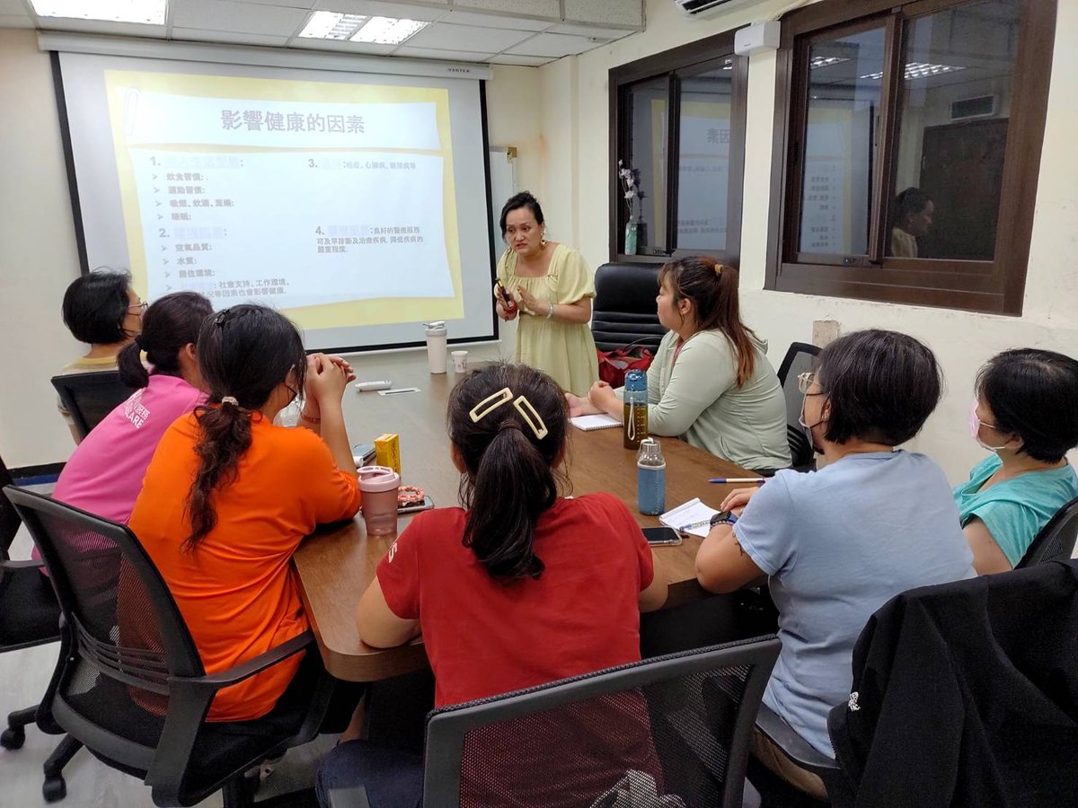 誠寶匯303會議室｜大型會議桌與投影實景